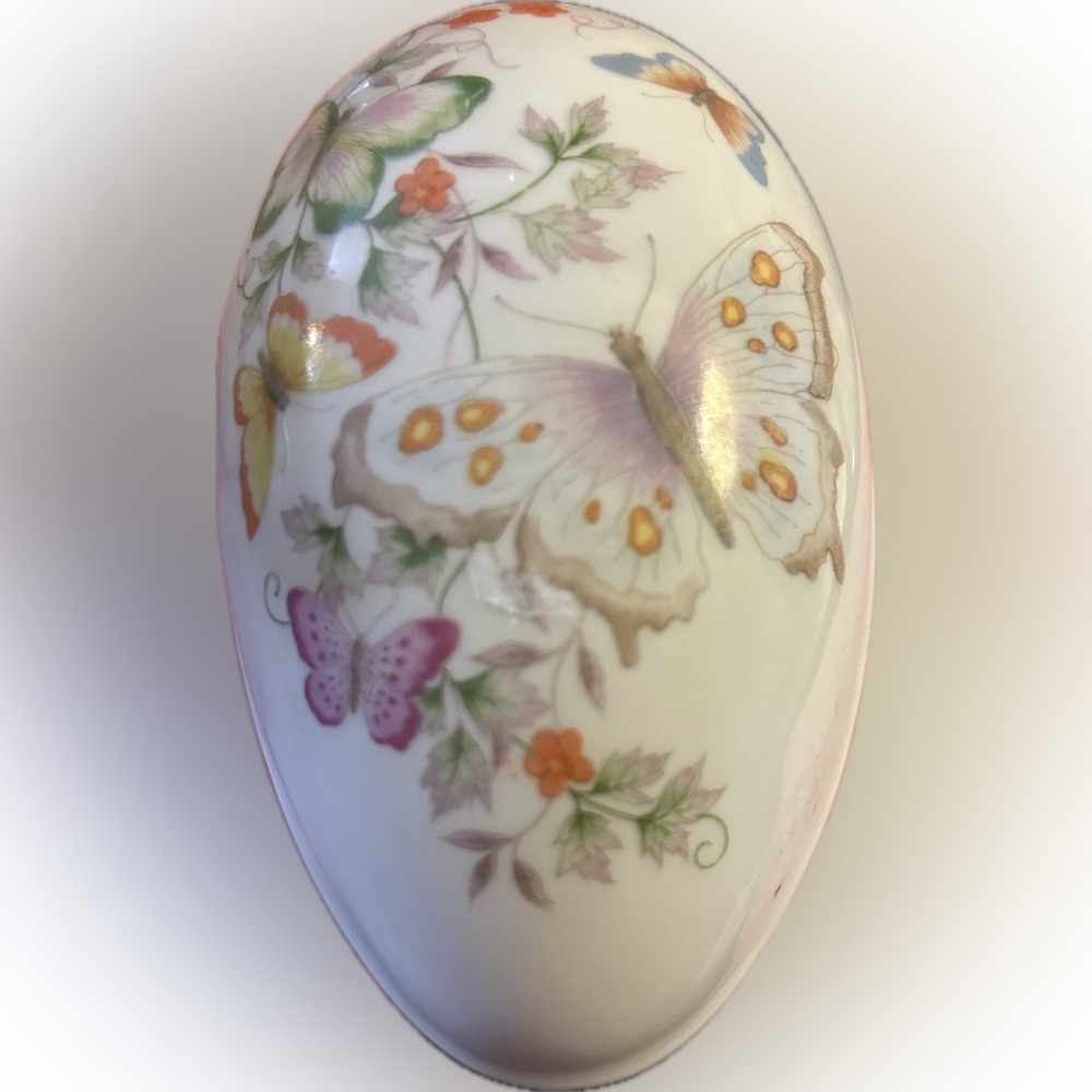 Avon 1974 Fine Porcelain Egg Butterfly Fantasy 22 K Gold Trim Trinket dish Japan